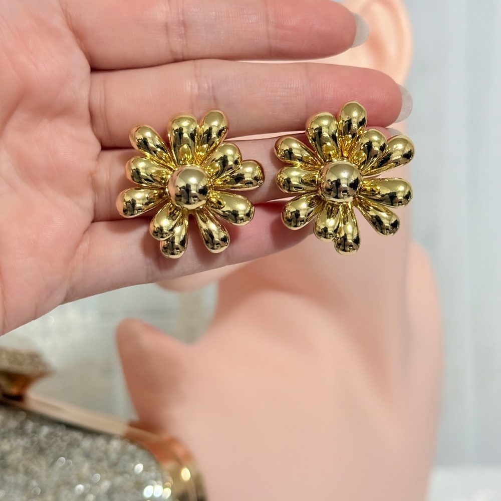⚜️ Gold Flower Stud Earrings - Picture 6 of 6